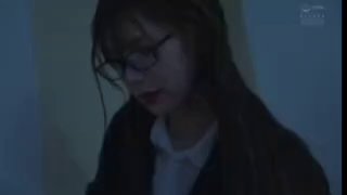小马哥居情演绎兄妹两趁妈妈打扫卫生在沙发上啪啪_